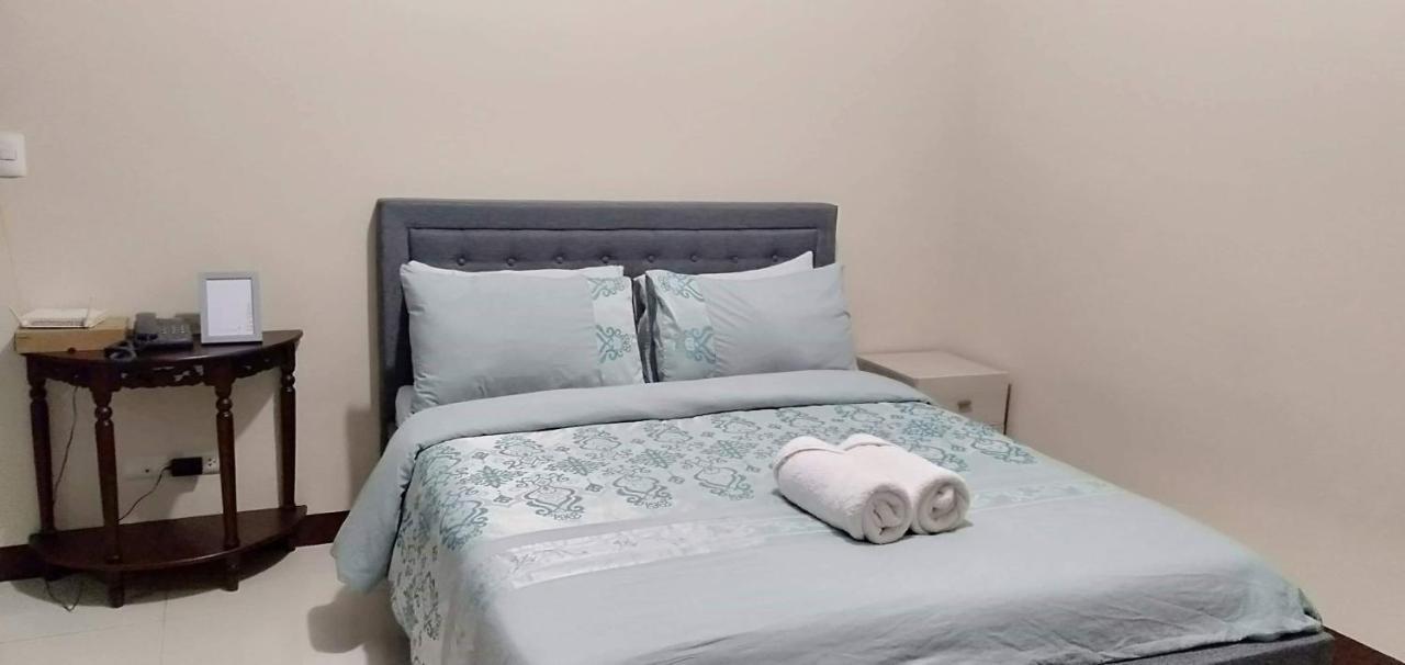 Condotel Walking Distance To Airport Manila Bilik gambar